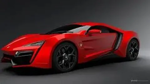 释小龙夜宵聚会，随性动作引关注，神秘女子相伴后排座位